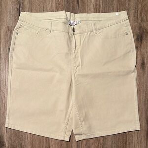 **BRAND NEW** Women’s Beige Shorts—SIZE 24W—Denim & Company